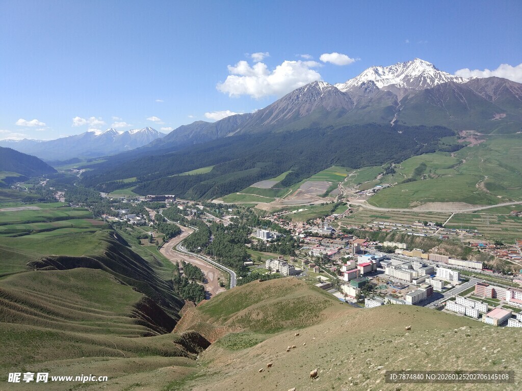 山间小镇全景风光