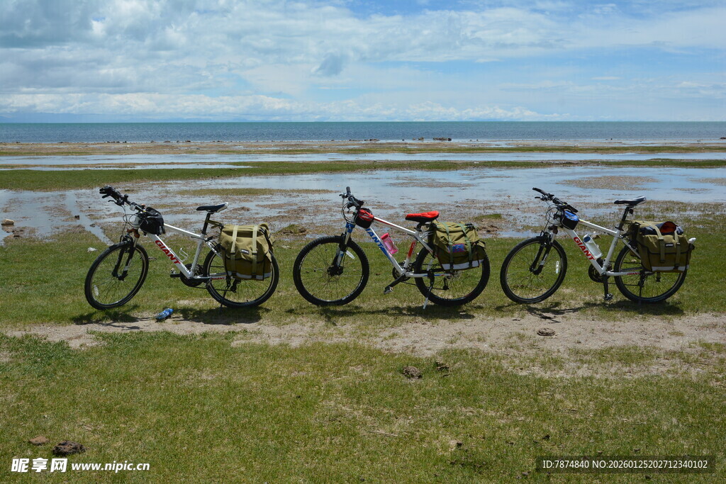 草原边停放的多彩自行车