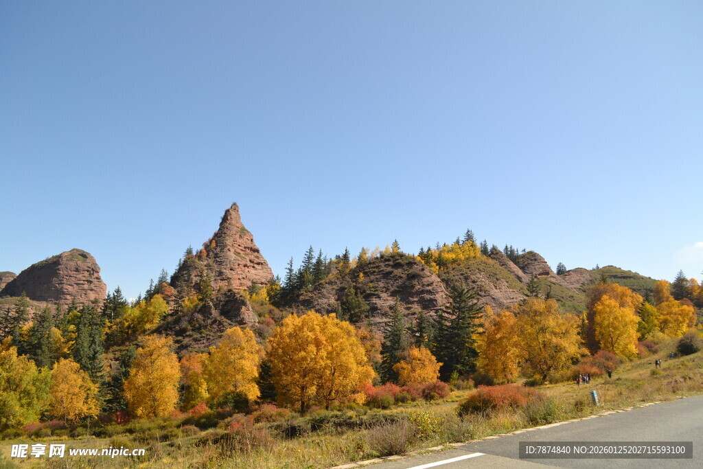 秋日公路旁的多彩山峦