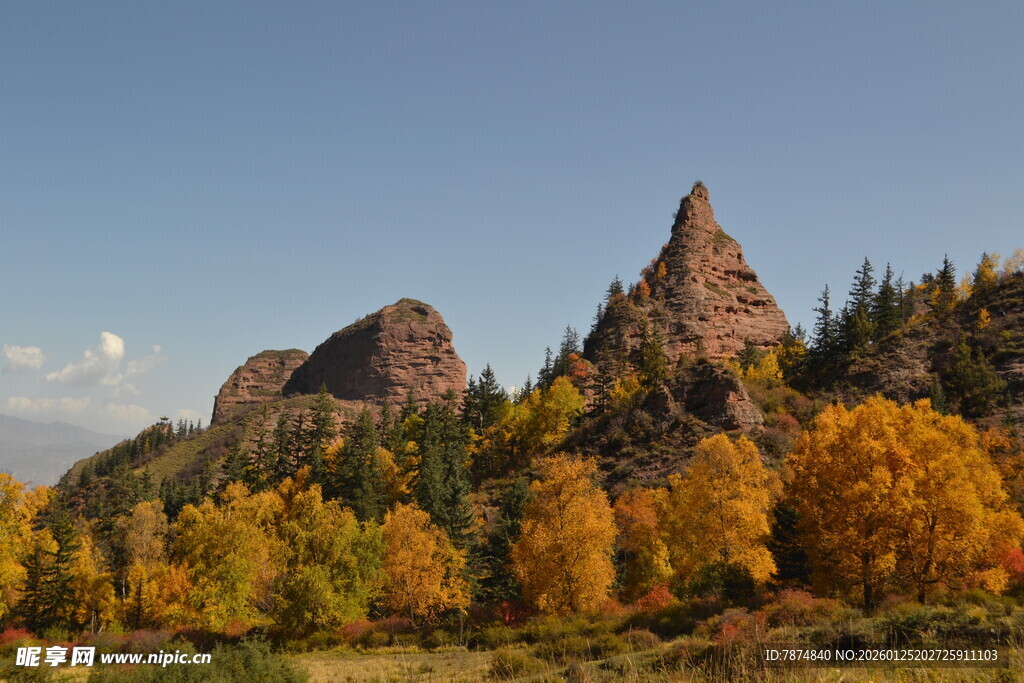秋日山林中的奇特岩石景观