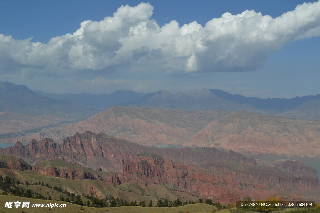 壮丽山景与蓝天白云