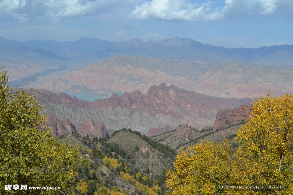 秋日山间绚丽景色