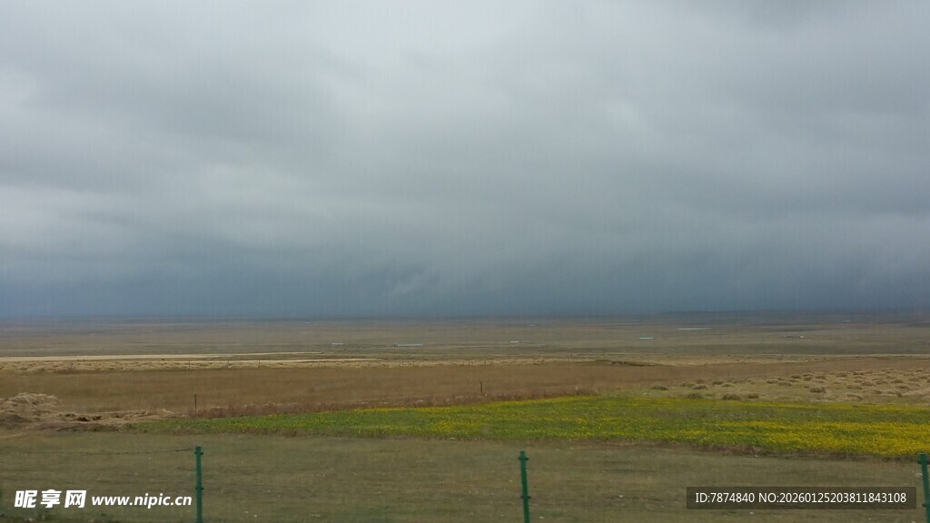 草原阴天景象