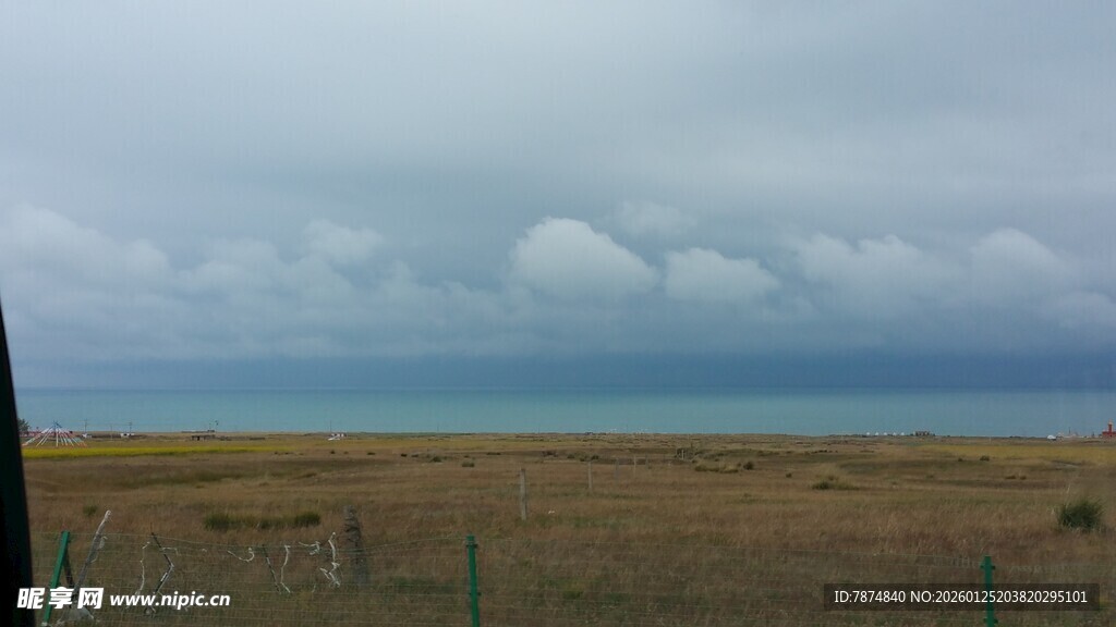 草原上的辽阔天空与云朵
