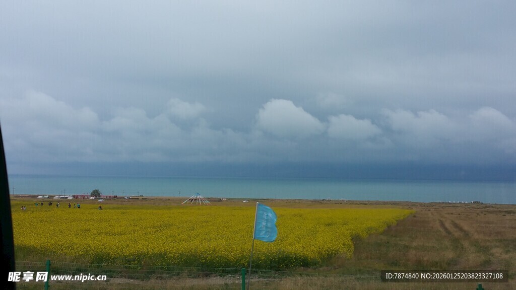 草原田野间的蓝色标识牌