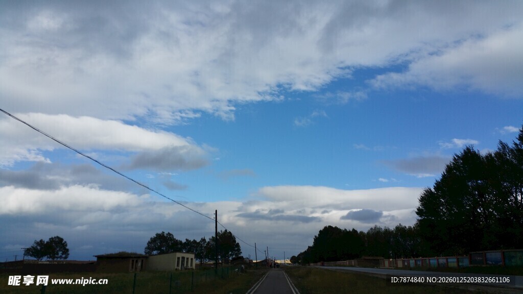 乡村公路边的蓝天绿树