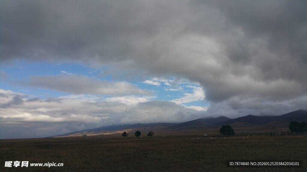 乌云笼罩下的草原天空