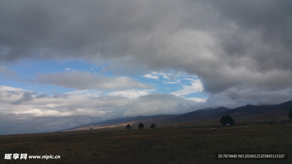 乌云下的广袤旷野