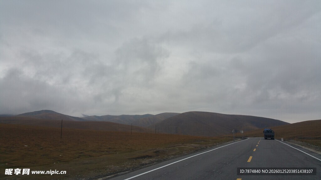 公路伸向远方的苍茫景色