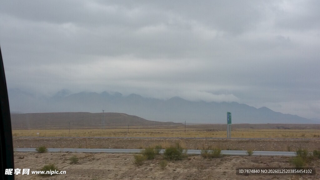 荒漠远景 天际云山朦胧
