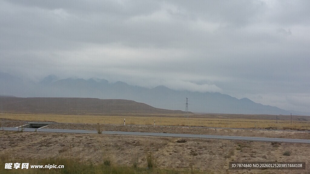 旷野公路 阴云下的孤寂风景