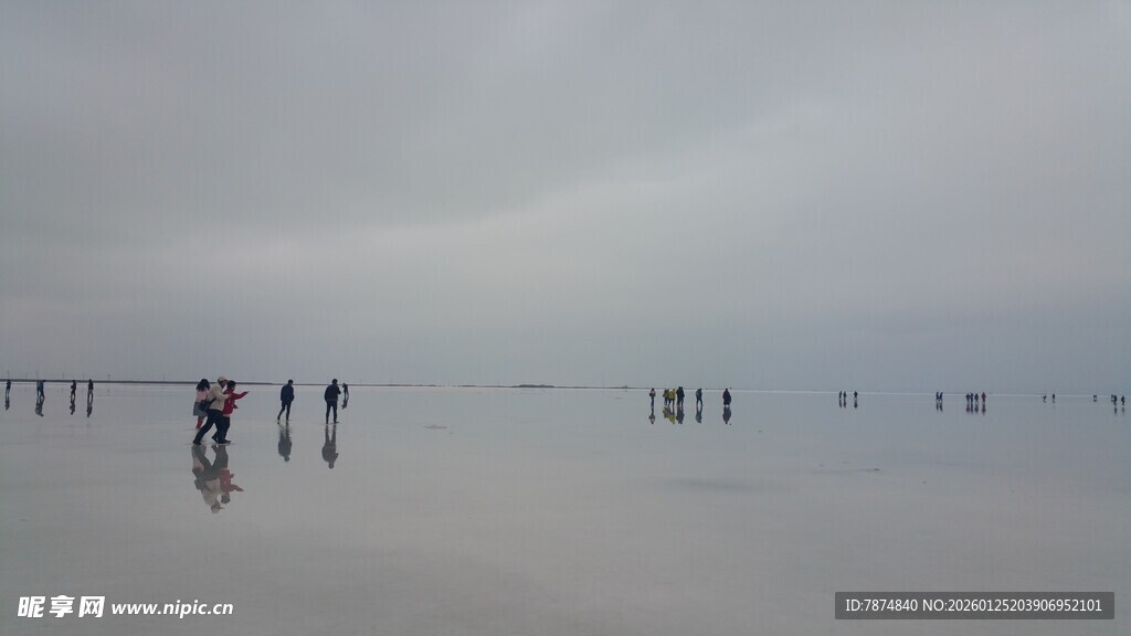 海滩漫步的人群