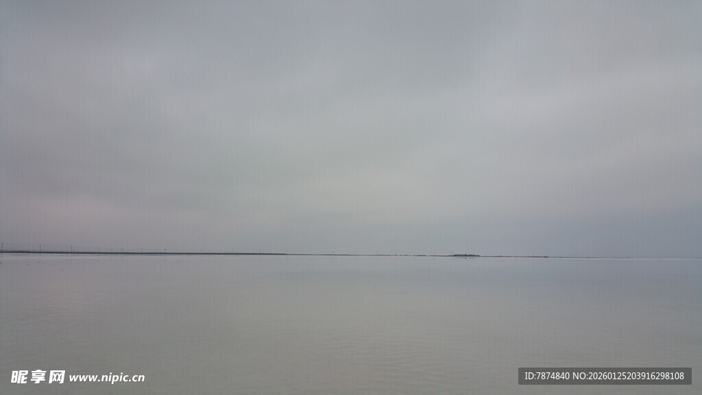 雾霭笼罩下的平静湖面