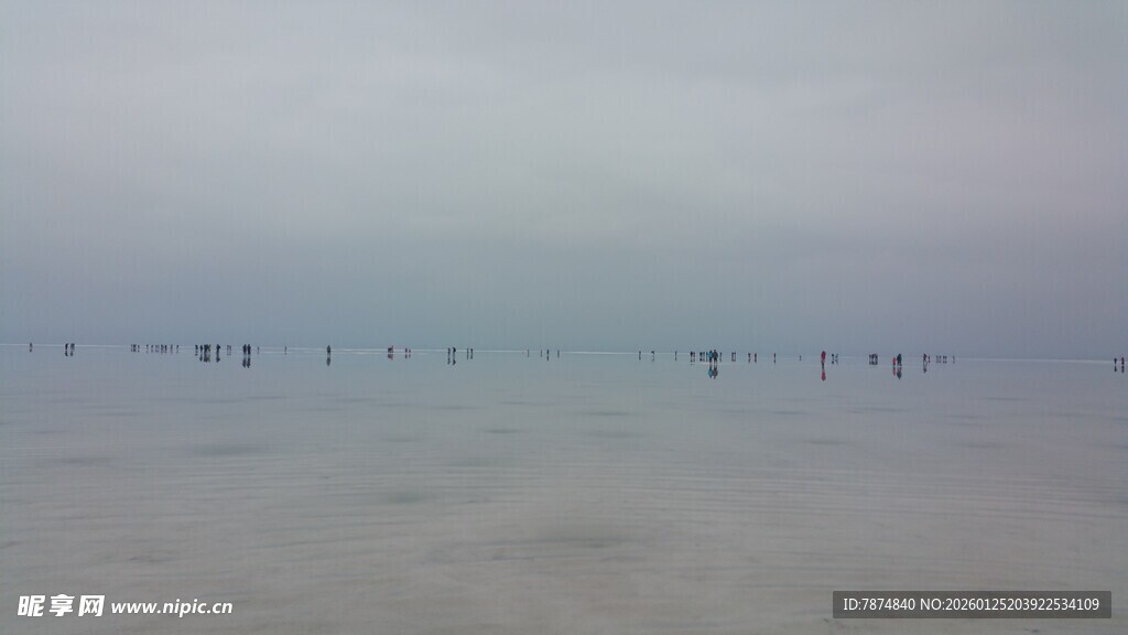 雾中海上的模糊景象