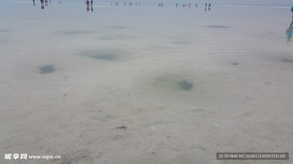 雪地中的神秘凹陷景观