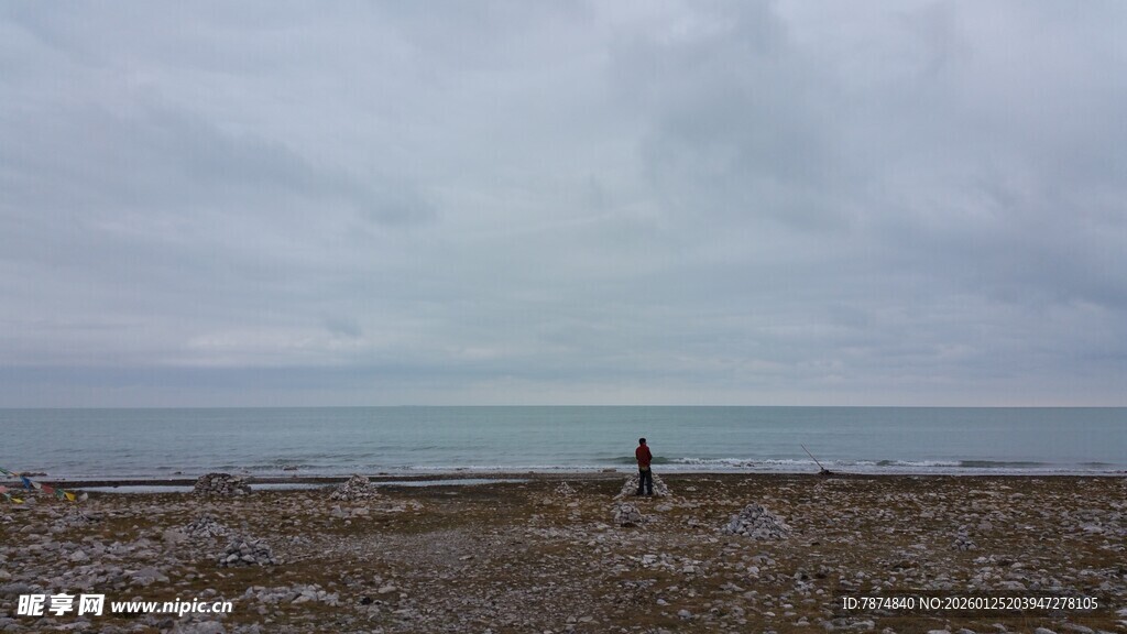 海边独行者的静谧风景