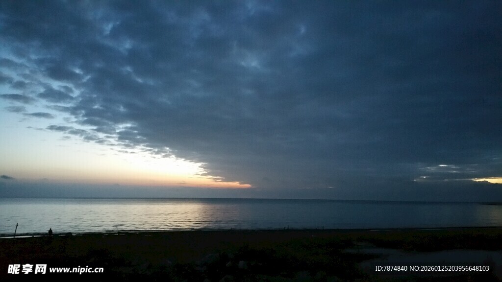 海边暮色下的壮阔天空