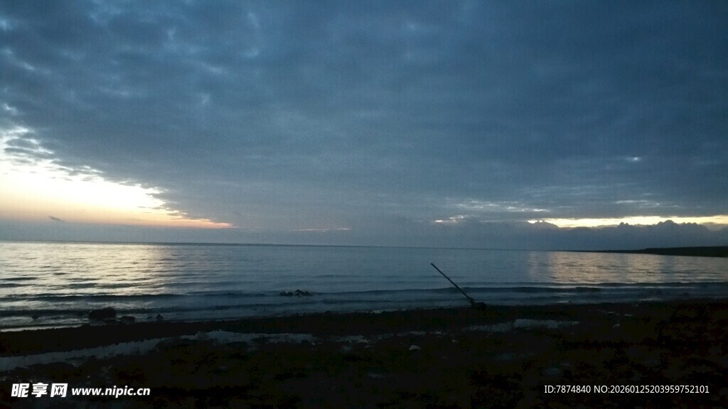 海边暮色下的宁静海面