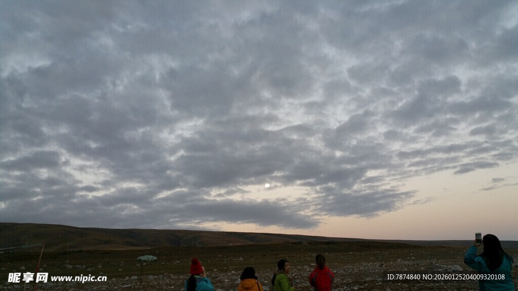 草原上的人群与黄昏天空