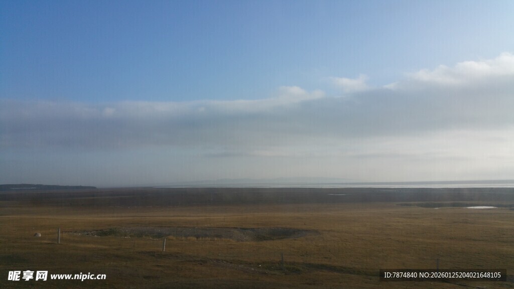 广袤原野上的晴朗天空