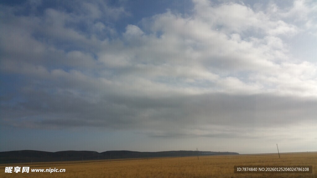广袤天地间的蓝天白云