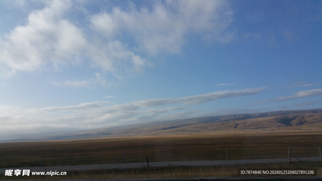 广阔蓝天草原风景图