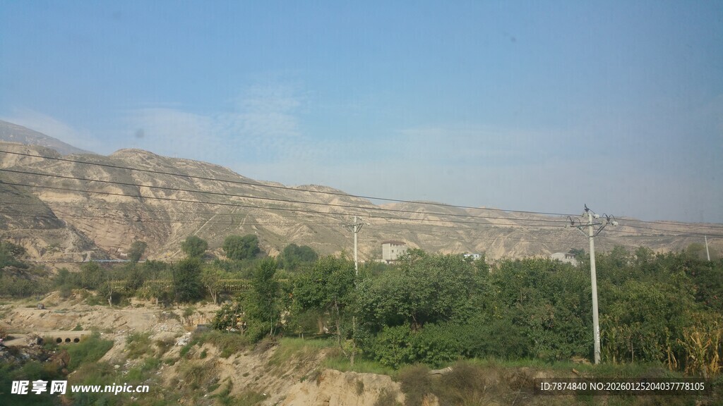 山间绿植与远处山峦景色