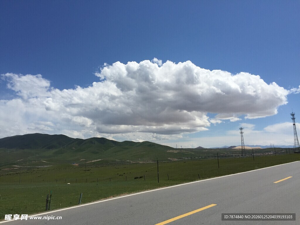 公路边的蓝天白云与远山