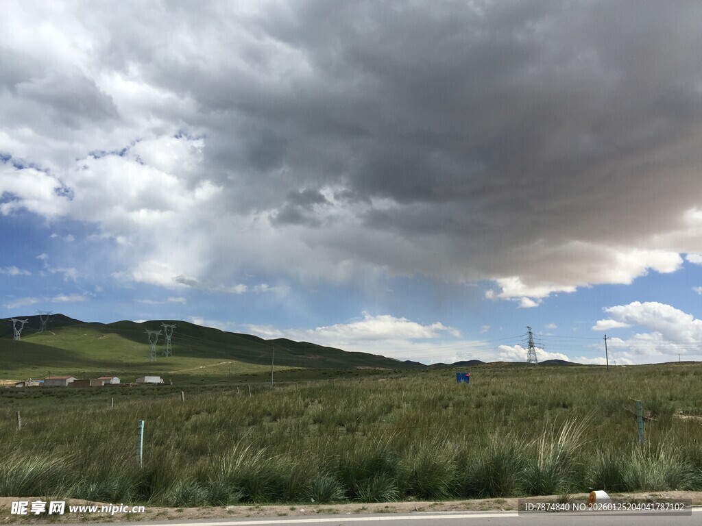 草原上的乌云密布景象