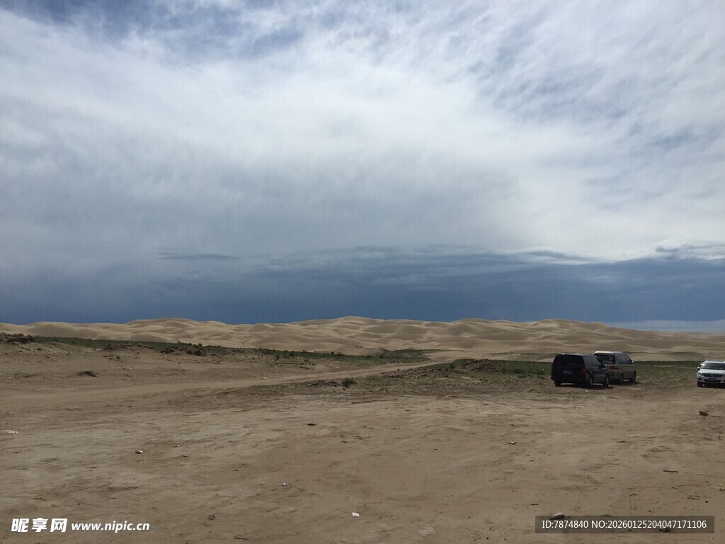 荒漠中的车辆与广袤天空