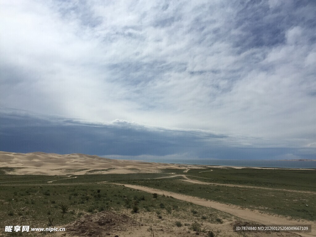 旷野中的蜿蜒小路