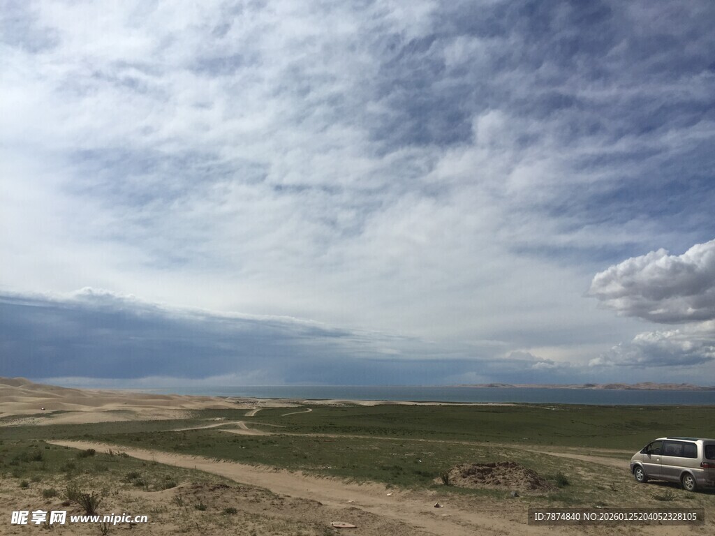 旷野中的车辆与蓝天白云