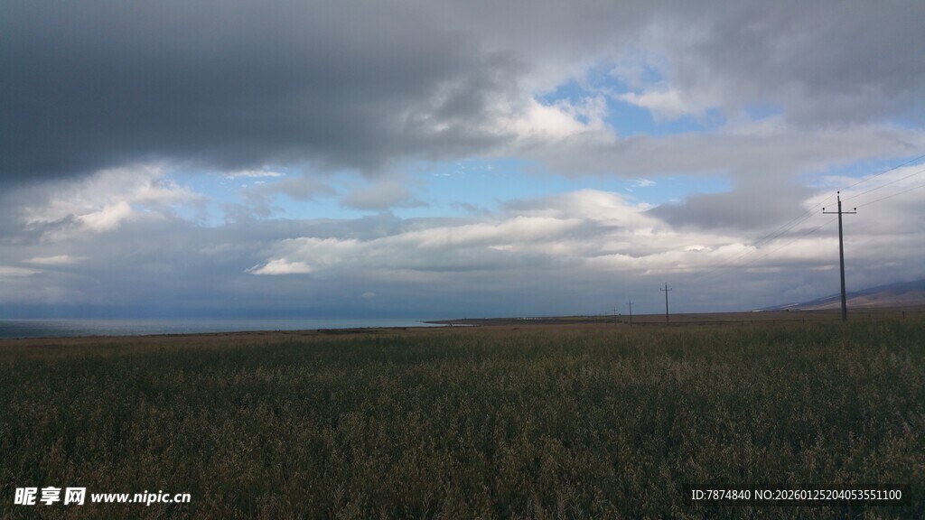 草原上的阴沉天空
