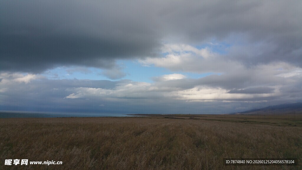 旷野上的阴沉天空