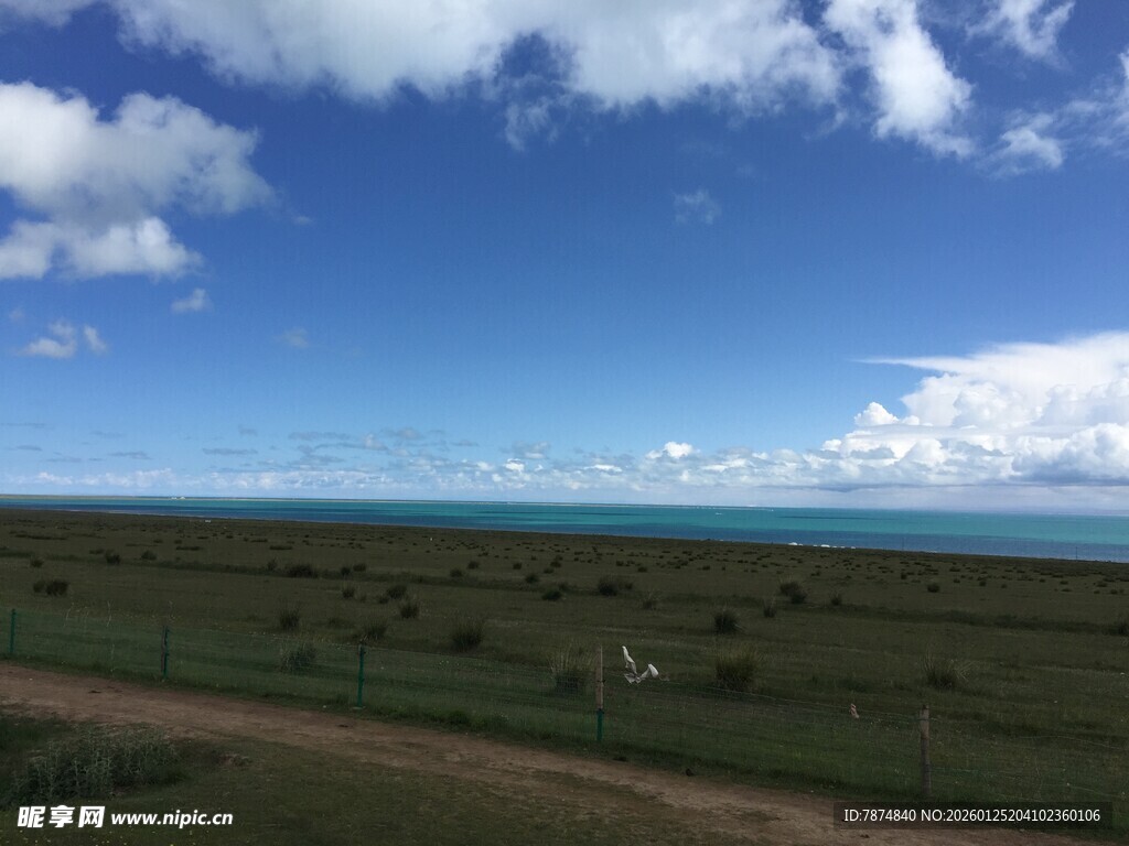 草原蓝天与远处的海
