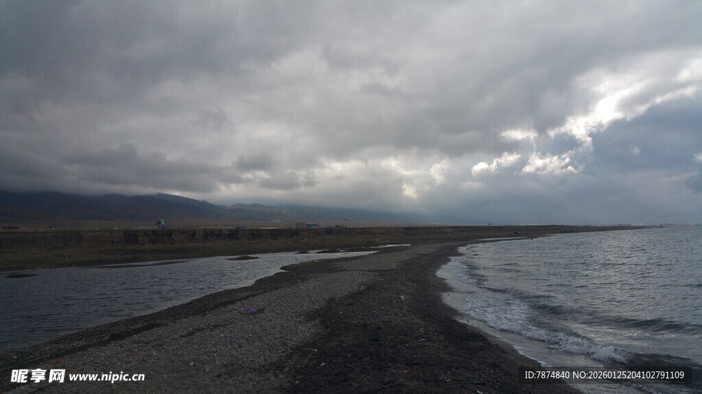 阴沉海岸边的壮阔海景
