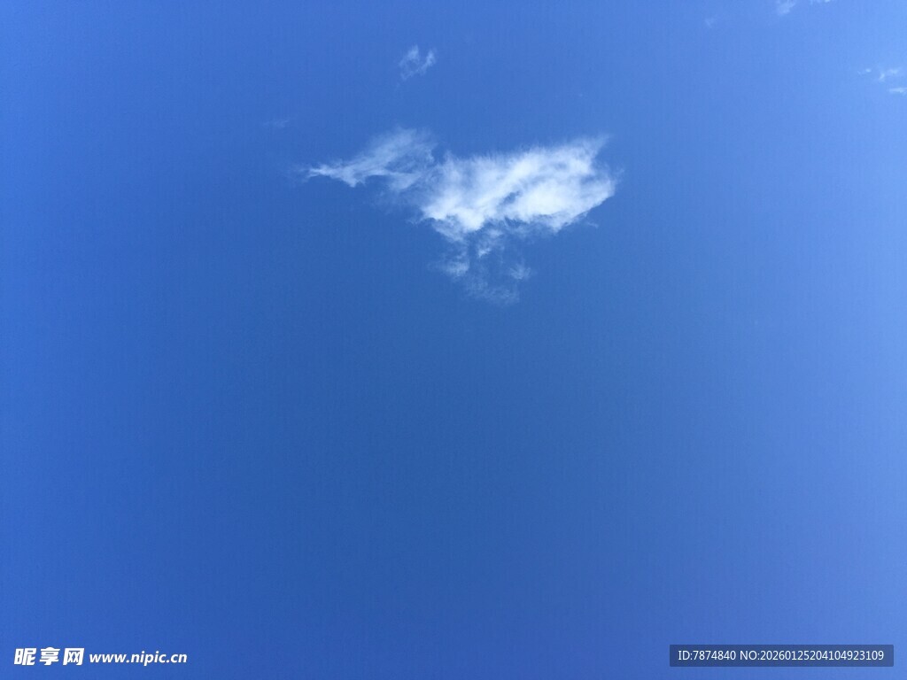 蓝天中的孤独白云