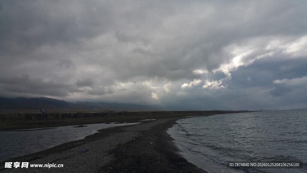 阴沉海岸边的壮阔海景