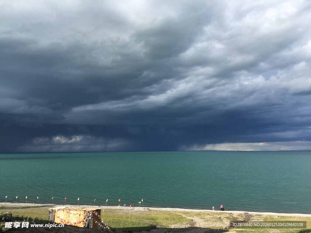 乌云下的壮阔蓝色水域