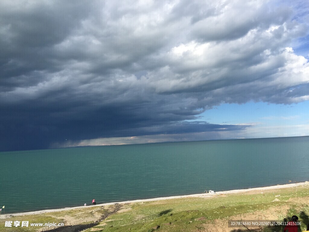 海边乌云密布的壮阔景观