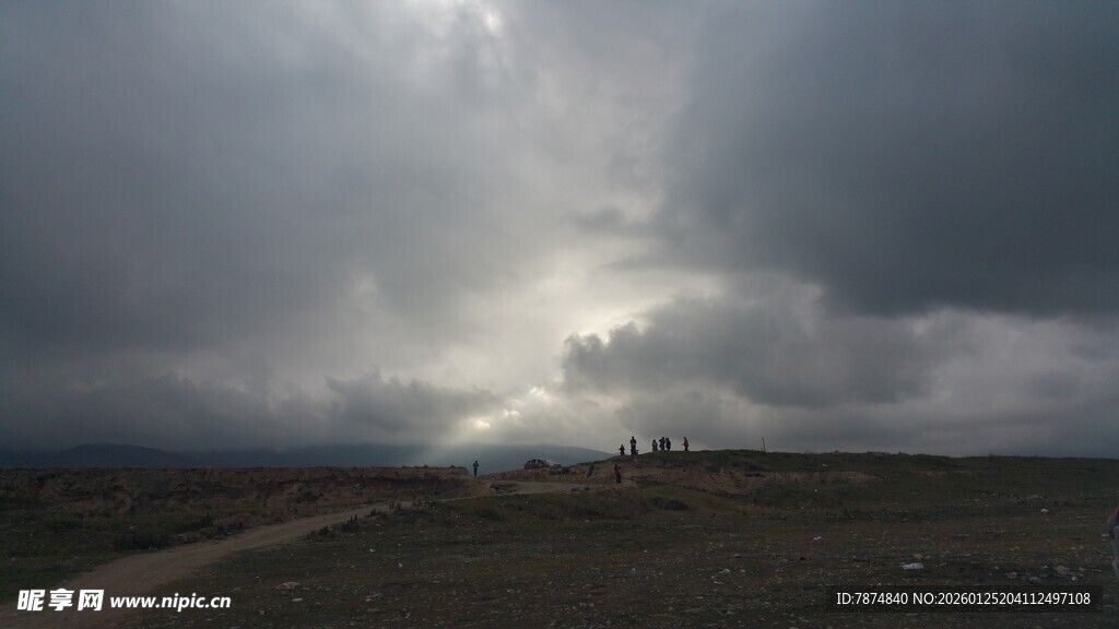 乌云密布下的开阔景象