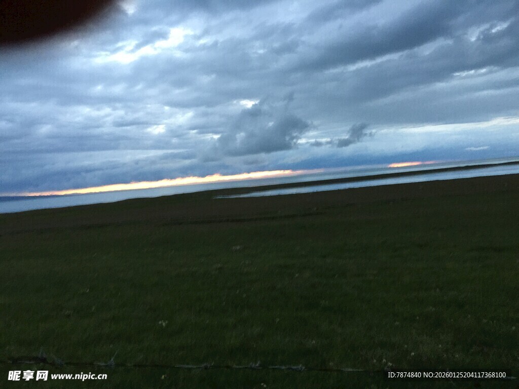 草原上空的多云景象