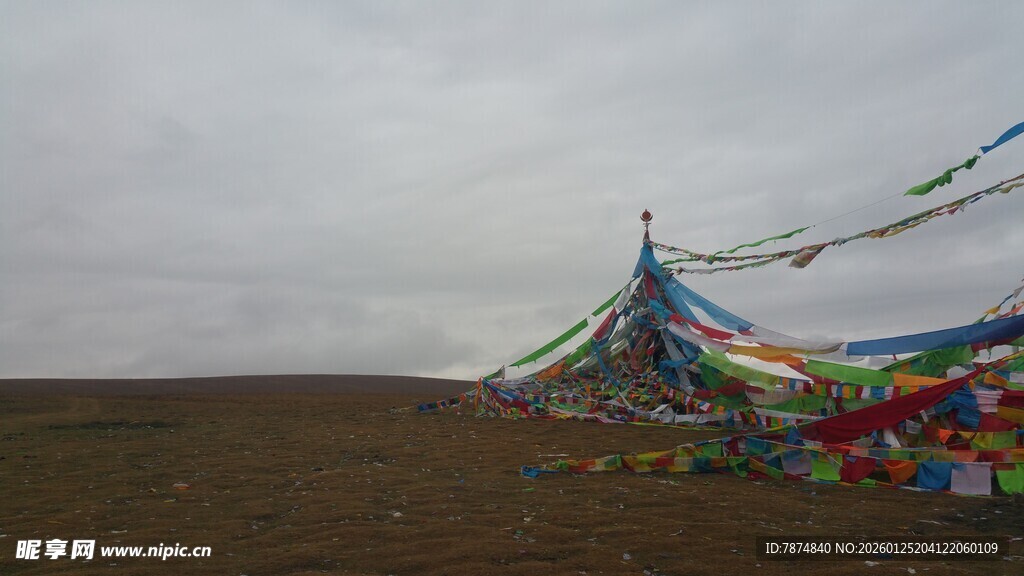 草原上的彩色经幡