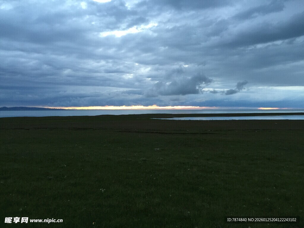 草原上空的厚重云层