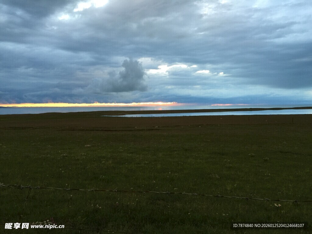 草原上空的壮丽云层景观