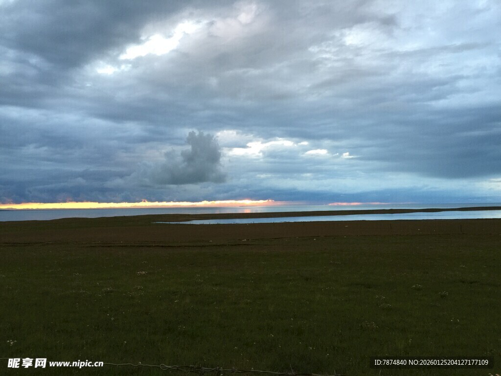 草原上空的阴云密布景象