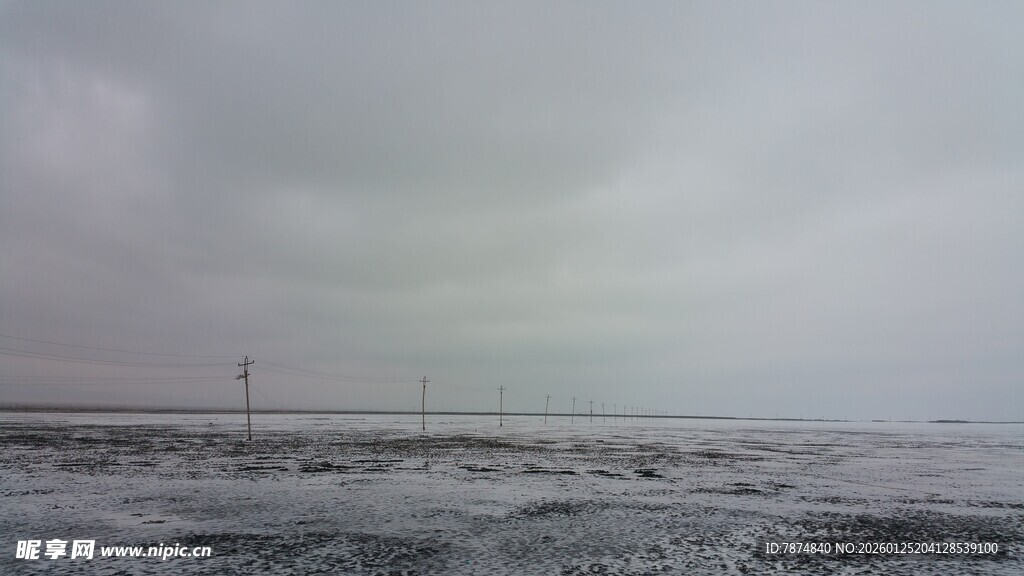 冬日旷野 阴沉天色下的景象