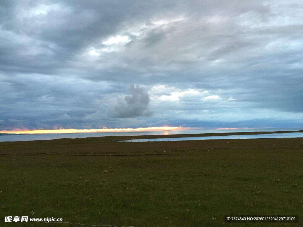 草原上空的壮丽云层景观