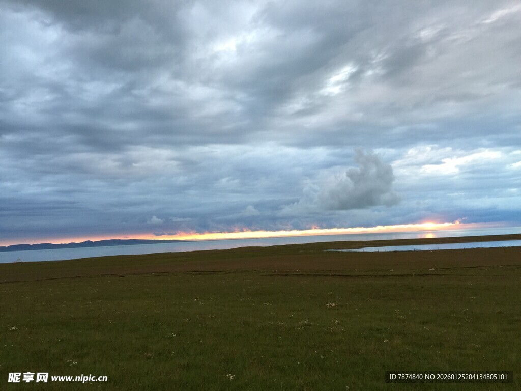 草原上空的壮丽云层景观