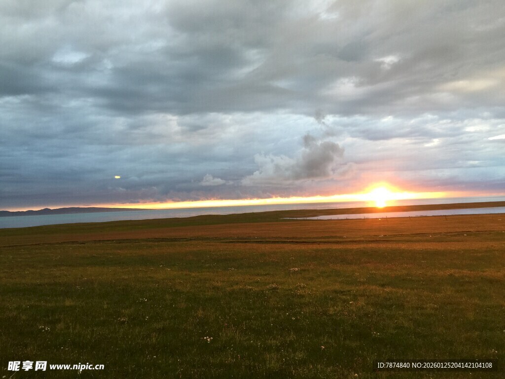 草原日落时分壮丽景象